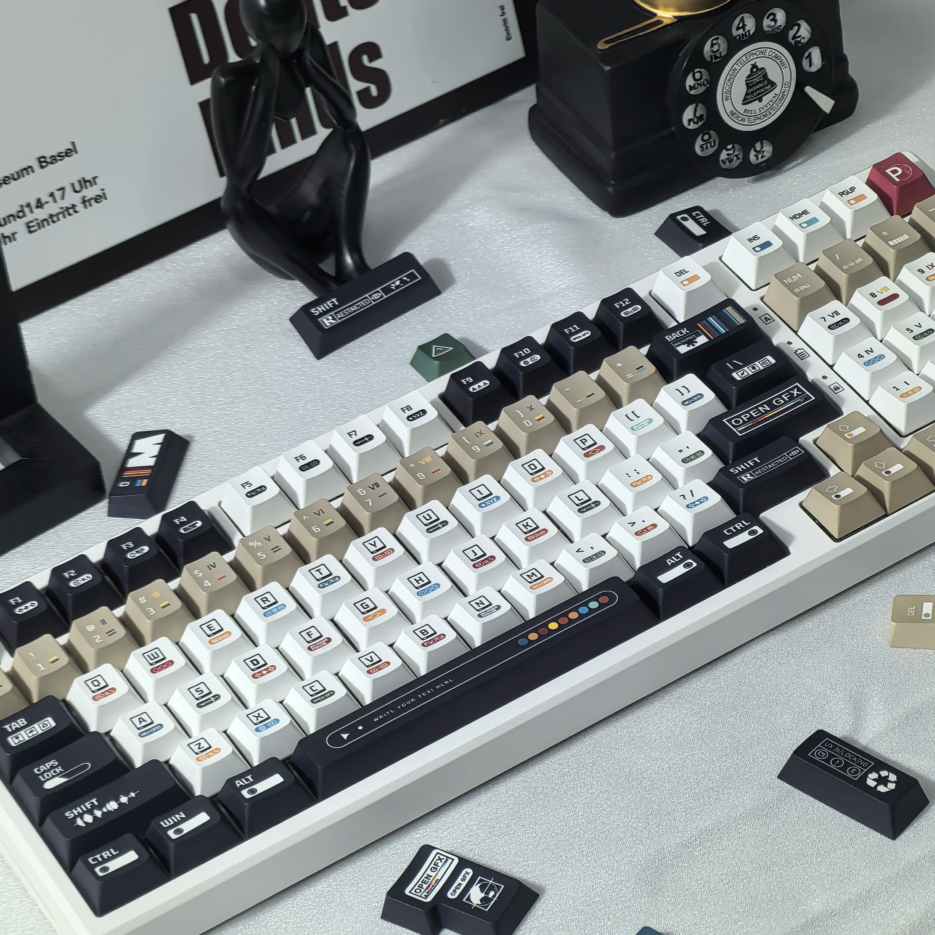 Korean Keycaps Maximalism Theme Keycap 135Keys Cherry Pbt Russian English Retro Keycap Black White Design  “L ”Shape Enter Key